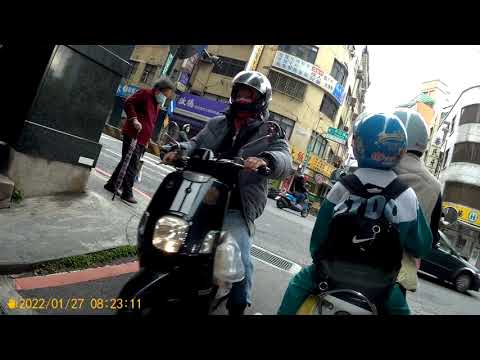 紅燈過不了倒車撞到我還烙跑   馬路三寶