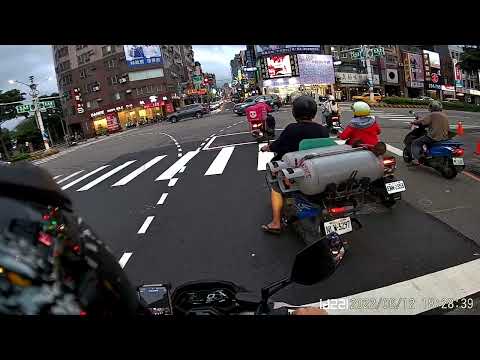 好多趕時間的人 