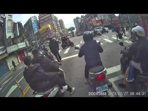 板橋中山路三民路口闖紅燈摔車