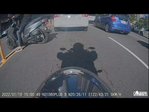 阿姨！違規穿越馬路要轉頭看一下有沒有警察喇哈哈哈哈 笑死