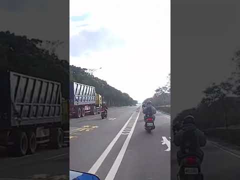 大貨車闖紅燈，直行重機差點衝上去