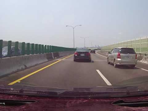 【BES-7128】109.05.17 13時~13時30分 左右   黑色BMW 以強按喇叭方式逼迫已先打方向燈且車輪跨越車道的本車讓道，這水準...