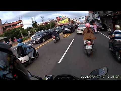 短短不到30秒影片錄到一堆違規  