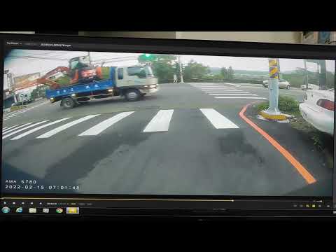 紅燈停，綠燈行，乖乖照燈號走還要被闖紅燈左轉的三寶按喇叭…