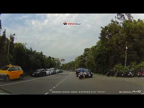 三寶.車禍影片 車禍影片汽車駕駛下車兩手一攤 桃園市龜山區復興街