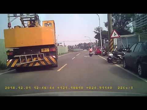 大型吊車MM-87違規逆向又不打燈(埔心消防隊前)PICT8073