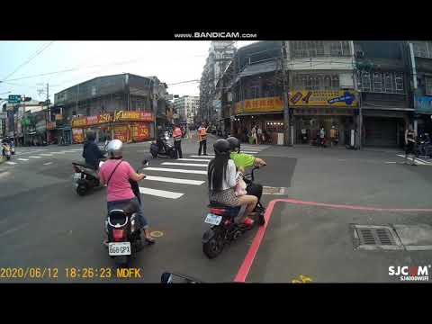 桃園中壢三寶-闖紅燈被義交轟回去