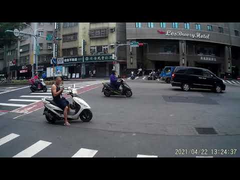 04 22 未戴安全帽 抽菸 闖紅燈