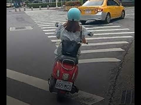 【NDA-9065】(台灣違規日常)天母忠誠路 車牌:  闖紅燈 沒有待轉 逆向 女三寶