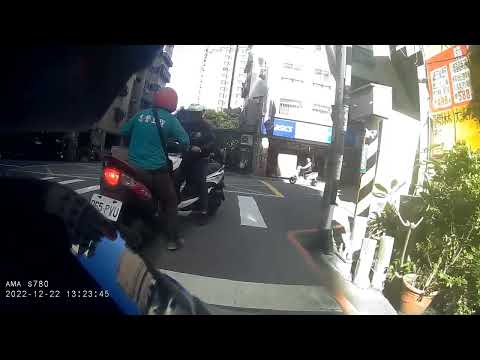 馬路三寶車禍影片 吃鱉了叭 逆向仔（ 桃園市八德區義勇街