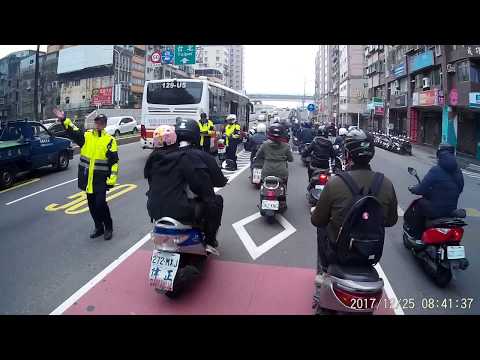 12 25 警察處理台北客運摩托車擦撞事故