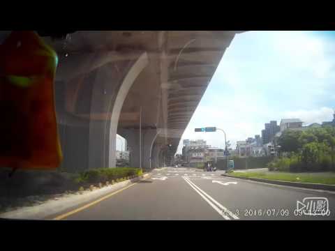 三寶闖紅燈又不看來車