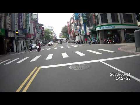 FILE0229行人由機車後方穿越