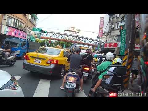 兩位可以好好排隊騎嗎？(害我不小心爆粗口)