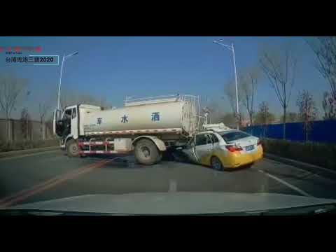 中國 計程車撞灑水車