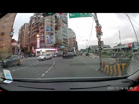 臭三寶闖紅燈，把生命豁出去來搶別人路權