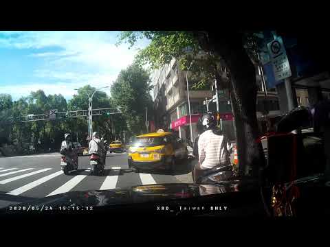 【782-L7】計程車號右轉彎未依規定使用方向燈及未禮讓行人