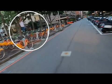 市區驚見逆向三寶，大叔學猴爬樹！