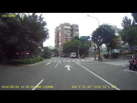 大豐車隊計程車闖紅燈