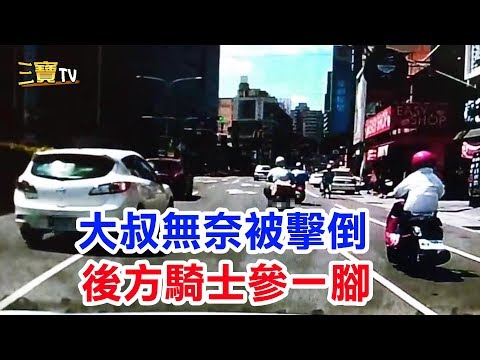 大叔無奈被擊倒，後方騎士也來參一腳。