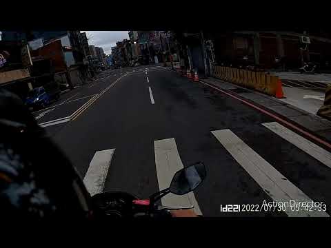 別認為ㄧ大早沒什麼車就可以無視紅綠燈［2個紅燈右轉的三寶 ] 