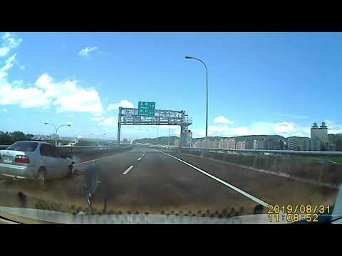 違規行走路肩，導致小客車失控自撞