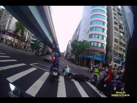 三寶內線右轉後車摔車啦