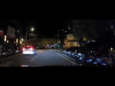 三寶系列之白色小鴨假左轉真逆向行駛