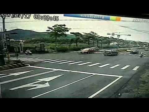 （恐怖車禍）綠燈不要急著走，先停一下看看左右，避免遇到三寶闖紅燈，被撞飛