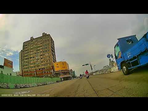 一台轎車闖紅燈