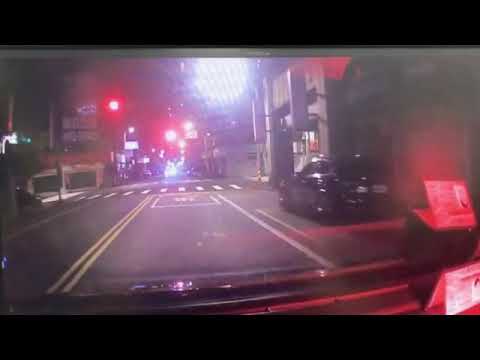 女駕駛搶快闖紅燈遭攔腰撞 波及等紅燈計程車