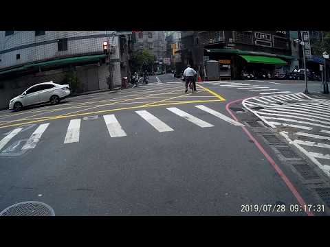 07 28 阿北不受路過車禍現場的影響 勇闖紅燈