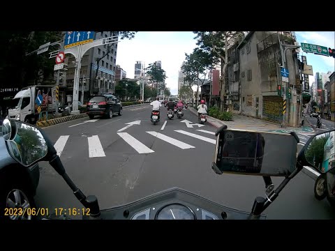 【675-KWC】變換車道未打方向燈 (已舉發)