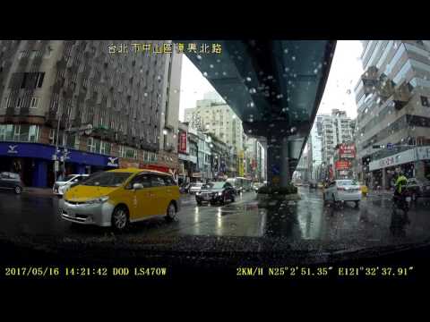 3台計程車 違規左轉