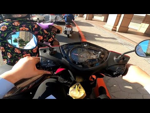 三寶阿姨   比她早到肯定知道我在哪  還知道要調整後照鏡 再來表演時間到  差點被她夾殺  就是不看旁邊有沒有人   