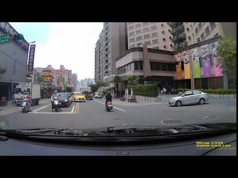 桃園新梅計程車隊TDB 3953違規跨越雙黃線闖紅燈