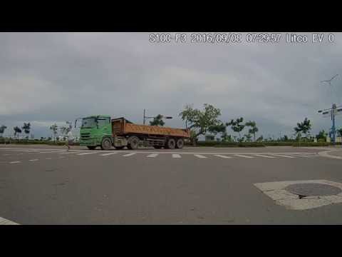 過馬路不看路，開車的也不看路