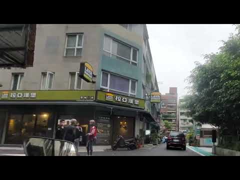 在路中間吞雲吐霧   