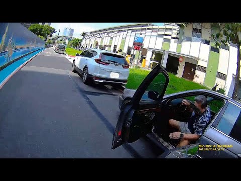 路邊突然開車門