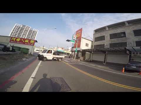 台南行人地獄日常原本想說安全走內側了，突然來個大迴旋