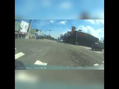 闖紅燈好歹看一下有沒有人好不好 正•狗畜生