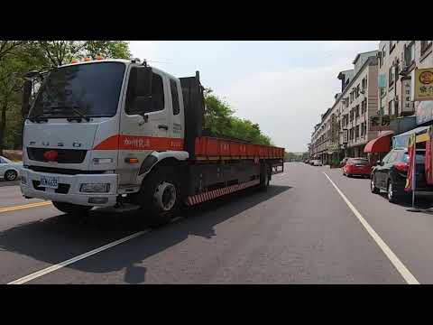 逆向跨越雙黃線的大貨車