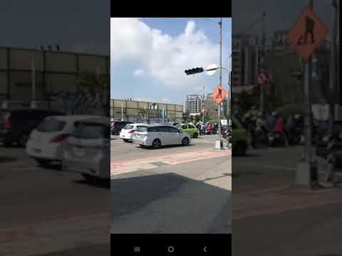 誇張！逆向行駛大家都要禮讓？