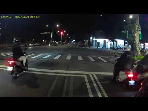 2 0028 和平東路金山南路口三寶闖紅燈被警察x3活逮