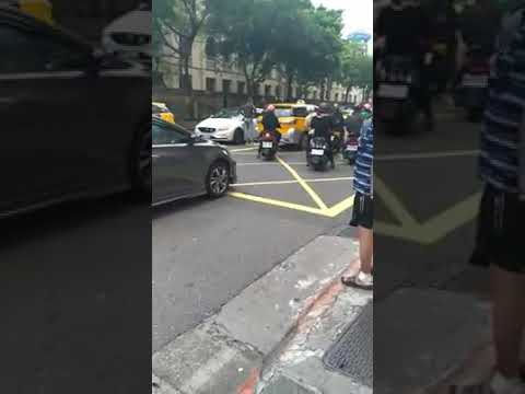 計程車暫停槽化線，被按聲喇叭後竟爆怒攔車!