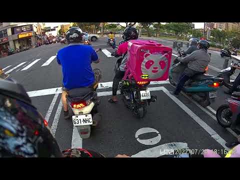 蝙蝠俠公仔的披風遮到車牌  