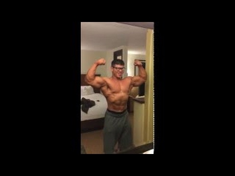 高雄蓮池潭三寶 白色TIIDA嚴重闖紅燈 差點撞上 一次跨越八線車道