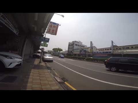 台南行人地獄日常留這麼小條的縫真是謝謝你喔