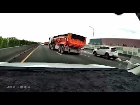 國道一號  中山高速公路  三寶下交流道 害 砂石車 拖板車 大甩尾  超危險
