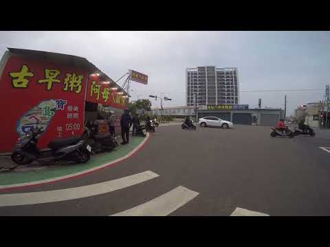 台南行人地獄日常為了你們，行人就要走外側差點被機車撞到